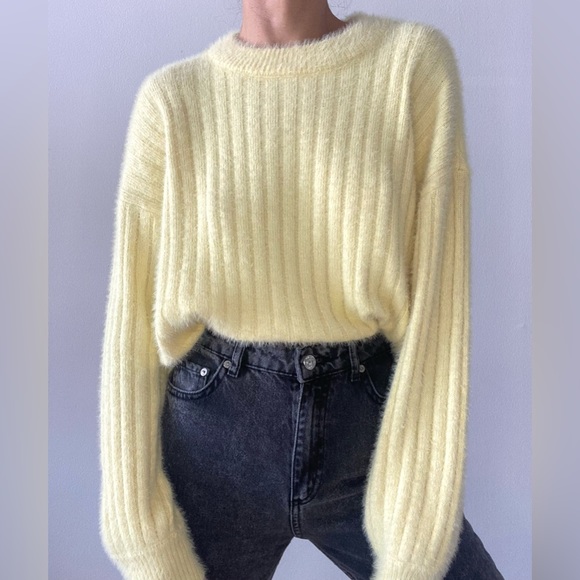Lumiere Sweaters - Lumiere Pale Yellow Long Sleeve Cropped Fuzzy Sweater